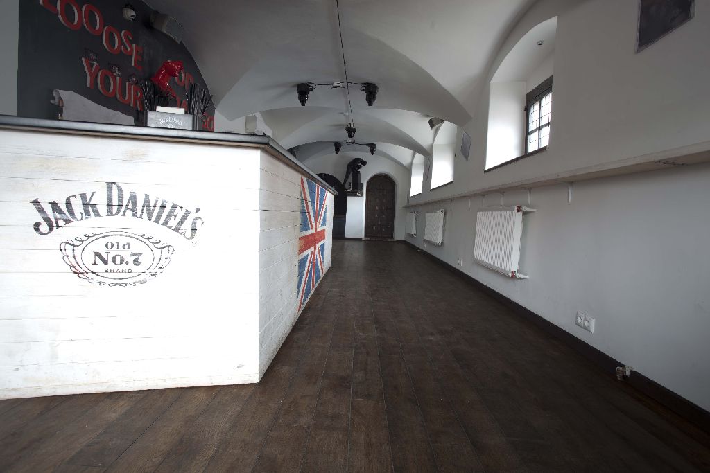 Medinės grindys iš ąžuolo: spalva Juodmedis 3490.