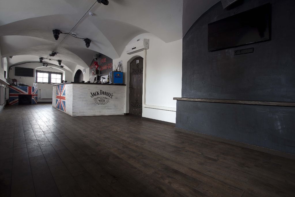 Medinės grindys iš ąžuolo: spalva Juodmedis 3490.