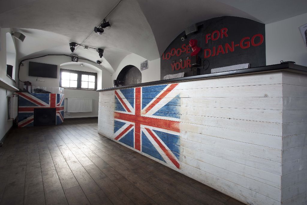 Medinės grindys iš ąžuolo: spalva Juodmedis 3490.