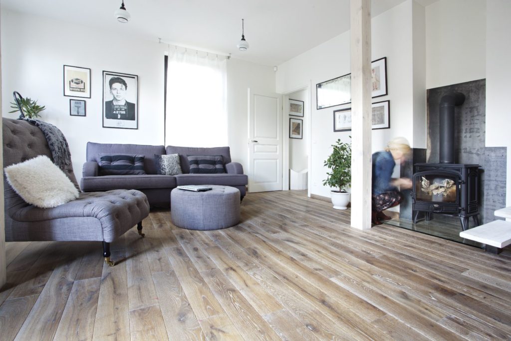 Medinės grindys iš ąžuolo: rūšingumas Rustikas, spalva Skaidriai balta 3409.