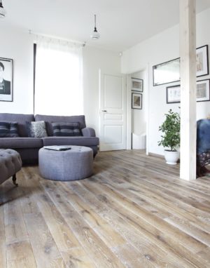 Medinės grindys iš ąžuolo: rūšingumas Rustikas, spalva Skaidriai balta 3409.