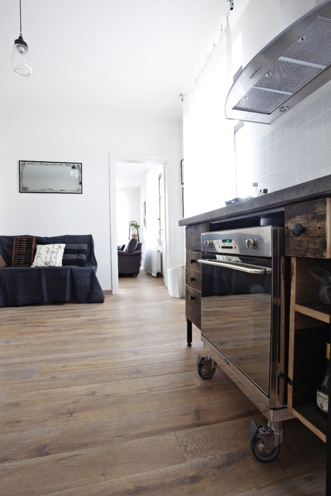 Medinės grindys iš ąžuolo: rūšingumas Rustikas, spalva Skaidriai balta 3409.