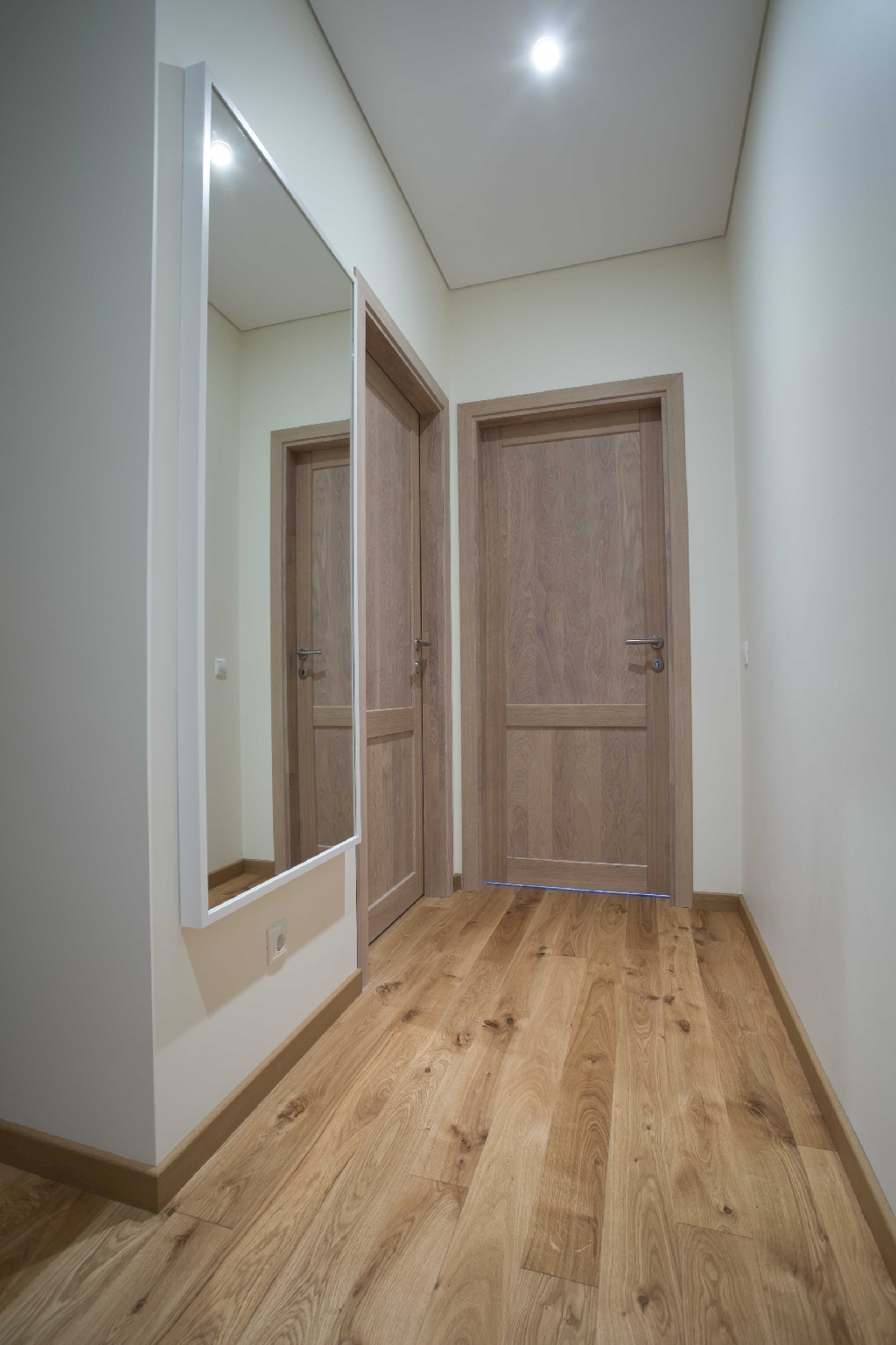 Medinės ąžuolinės durys: modelis D2F ir D1S, spalva Pilka 3417.