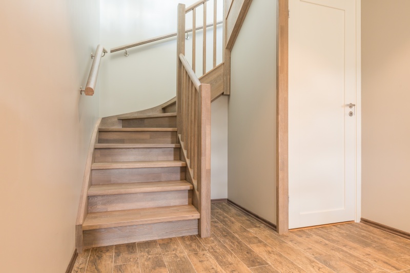 Mediniai ąžuoliniai laiptai: U forma, Skaidriai balta 3409. Medžio stilius