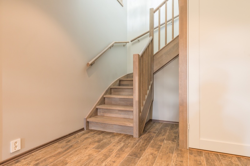 Mediniai ąžuoliniai laiptai: U forma, Skaidriai balta 3409. Medžio stilius