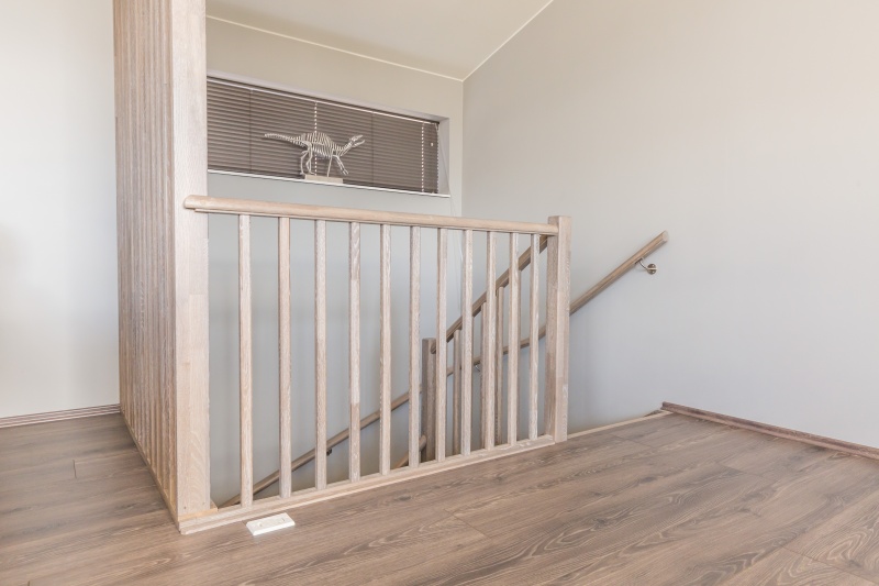 Mediniai ąžuoliniai laiptai: U forma, Skaidriai balta 3409. Medžio stilius