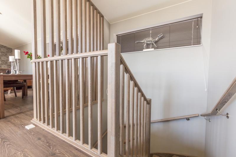 Mediniai ąžuoliniai laiptai: U forma, Skaidriai balta 3409. Medžio stilius