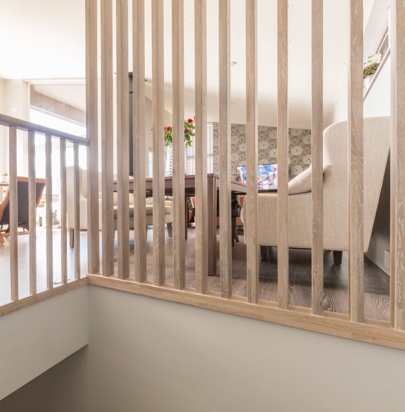 Mediniai ąžuoliniai laiptai: U forma, Skaidriai balta 3409. Medžio stilius