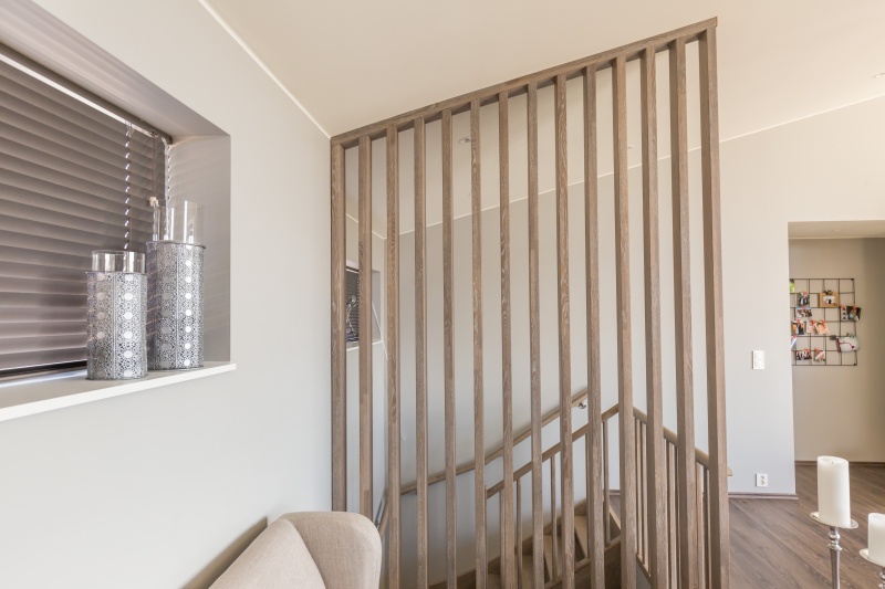 Mediniai ąžuoliniai laiptai: U forma, Skaidriai balta 3409. Medžio stilius