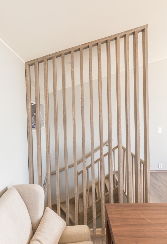 Mediniai ąžuoliniai laiptai: U forma, Skaidriai balta 3409. Medžio stilius