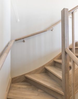 Mediniai ąžuoliniai laiptai: U forma, Skaidriai balta 3409. Medžio stilius