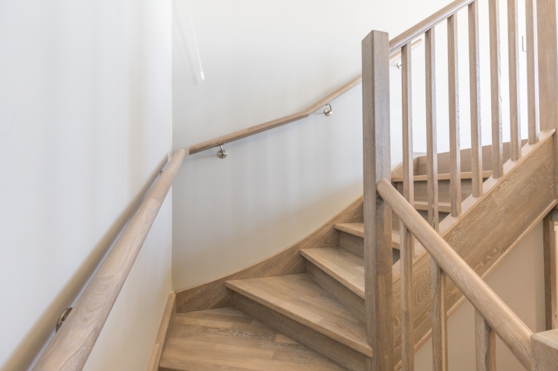 Mediniai ąžuoliniai laiptai: U forma, Skaidriai balta 3409. Medžio stilius