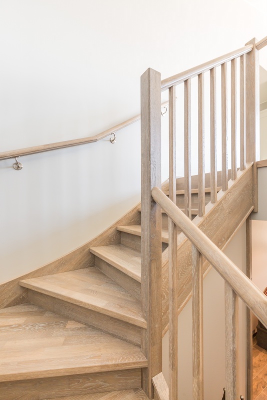 Mediniai ąžuoliniai laiptai: U forma, Skaidriai balta 3409. Medžio stilius