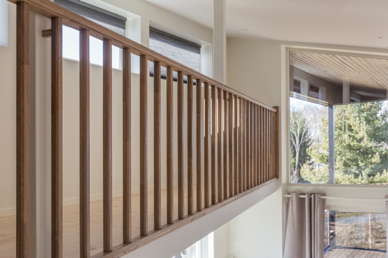 Mediniai ąžuoliniai laiptai: forma U, spalva Riešutas 3481.