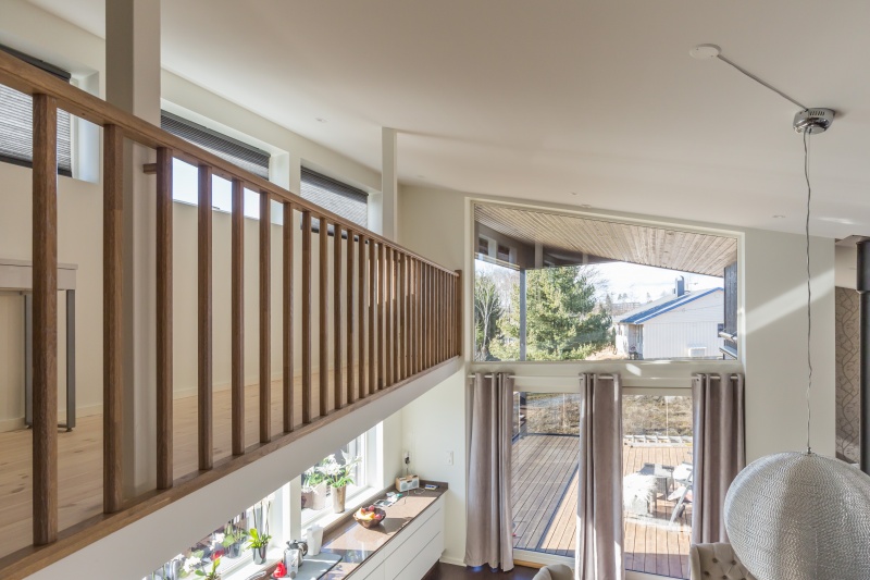 Mediniai ąžuoliniai laiptai: forma U, spalva Riešutas 3481.