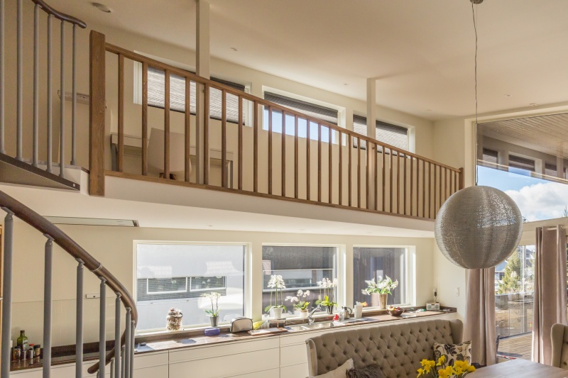 Mediniai ąžuoliniai laiptai: forma U, spalva Riešutas 3481.