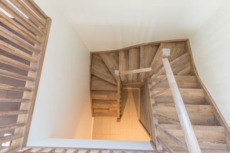 Mediniai ąžuoliniai laiptai: forma U, spalva Riešutas 3481.