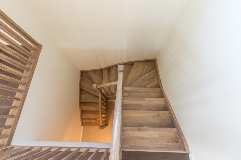 Mediniai ąžuoliniai laiptai: forma U, spalva Riešutas 3481.