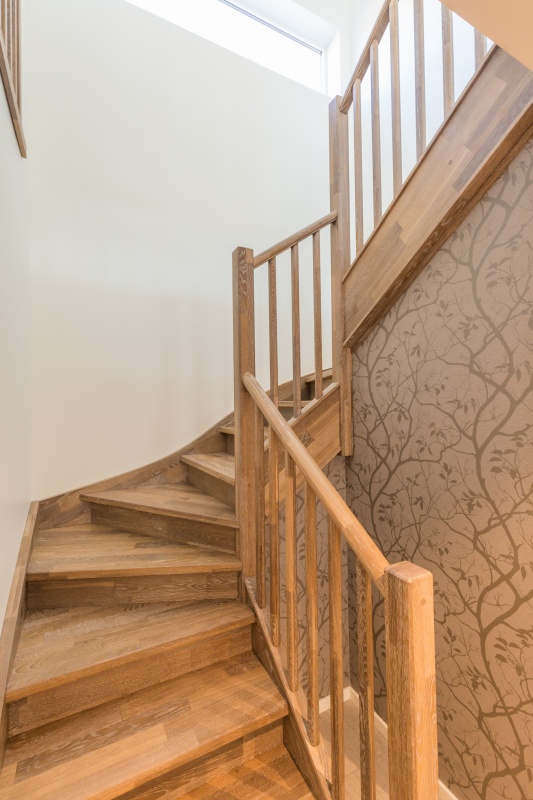 Mediniai ąžuoliniai laiptai: forma U, spalva Riešutas 3481.