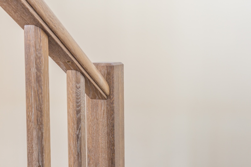 Mediniai ąžuoliniai laiptai: forma U, spalva Riešutas 3481.