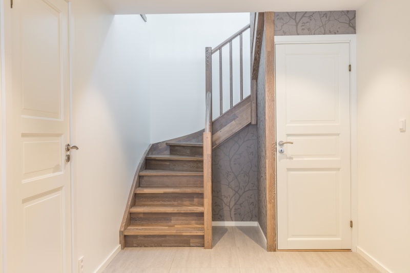 Mediniai ąžuoliniai laiptai: forma U, spalva Riešutas 3481.