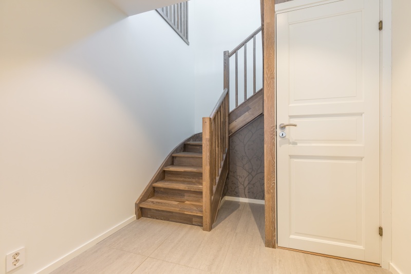 Mediniai ąžuoliniai laiptai: forma U, spalva Riešutas 3481.