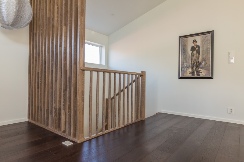 Mediniai ąžuoliniai laiptai: forma U, spalva Riešutas 3481.