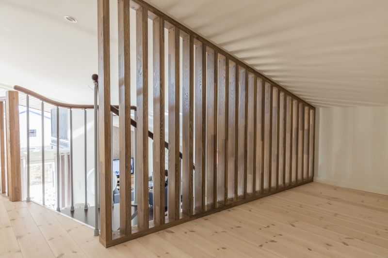 Mediniai ąžuoliniai laiptai: forma U, spalva Riešutas 3481.