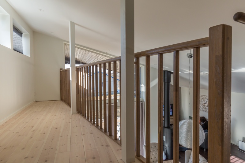 Mediniai ąžuoliniai laiptai: forma U, spalva Riešutas 3481.