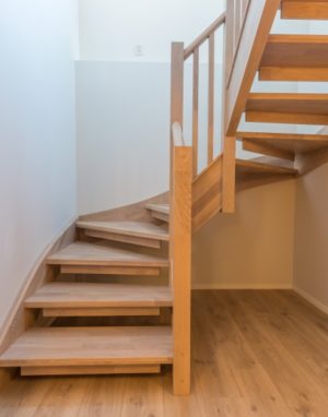 Mediniai ąžuoliniai laiptai: U forma, Balta 3408 Medžio stilius