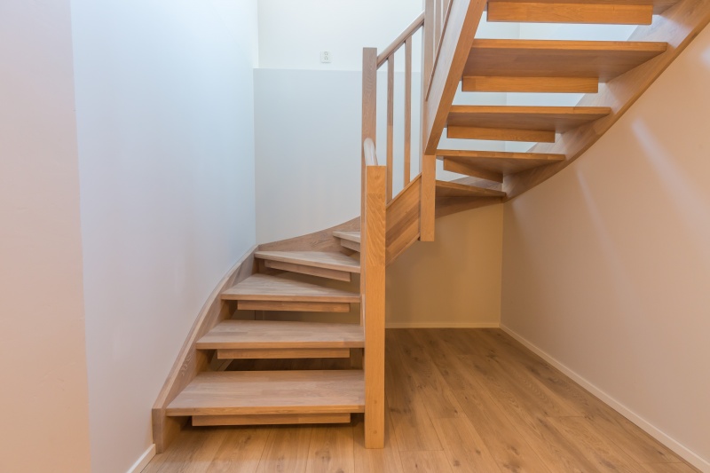 Mediniai ąžuoliniai laiptai: U forma, Balta 3408 Medžio stilius