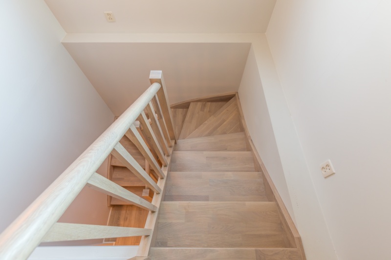 Mediniai ąžuoliniai laiptai: U forma, Balta 3408 Medžio stilius