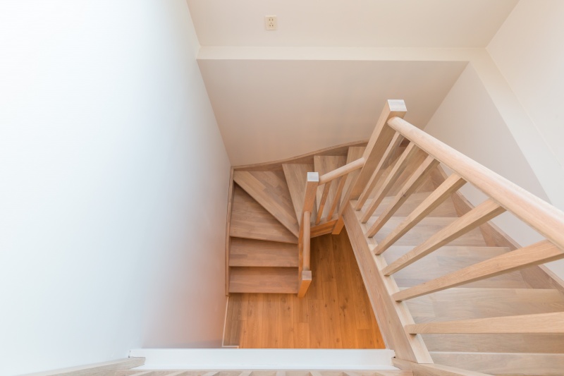 Mediniai ąžuoliniai laiptai: U forma, Balta 3408 Medžio stilius