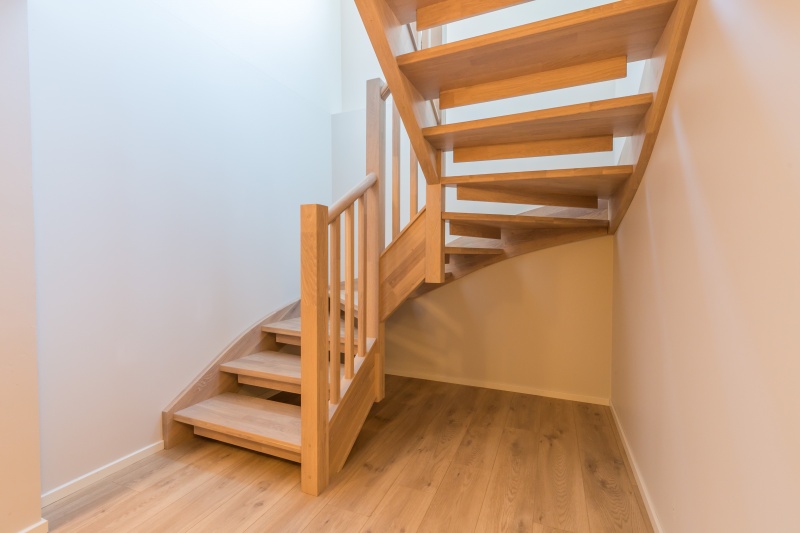 Mediniai ąžuoliniai laiptai: U forma, Balta 3408 Medžio stilius