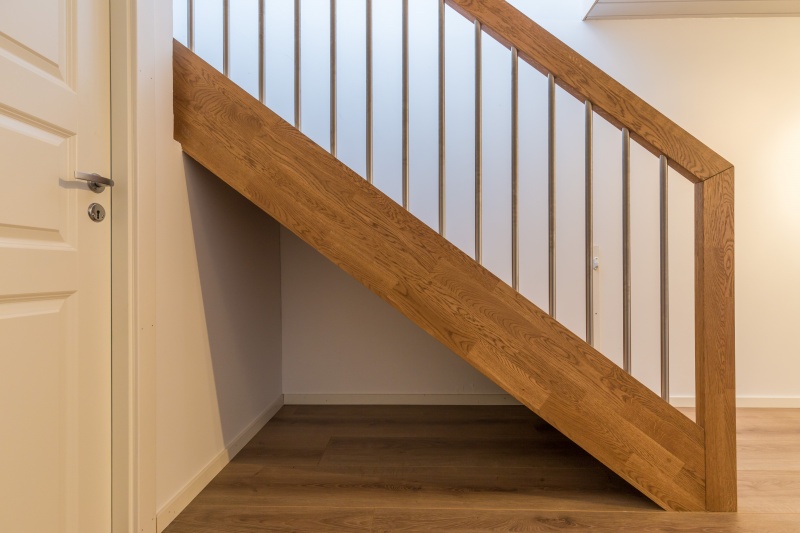 Mediniai ąžuoliniai laiptai: I forma, spalva Ąžuolas 3458. Medžio stilius