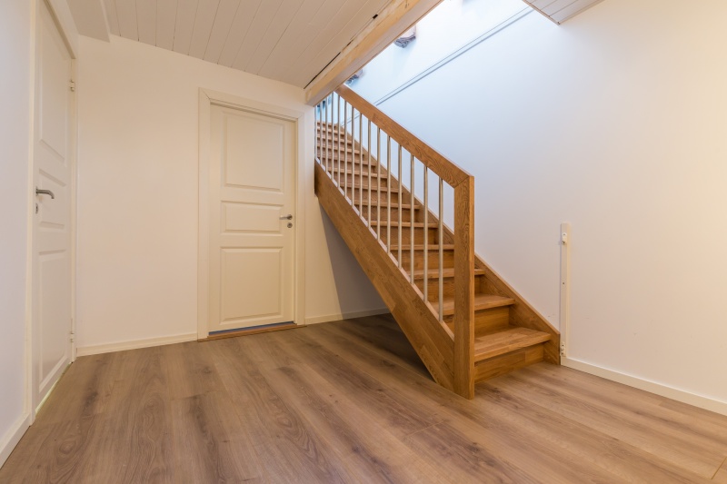 Mediniai ąžuoliniai laiptai: I forma, spalva Ąžuolas 3458. Medžio stilius