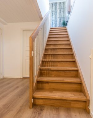 Mediniai ąžuoliniai laiptai: I forma, spalva Ąžuolas 3458. Medžio stilius