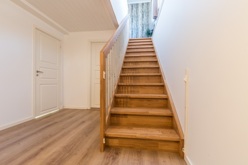 Mediniai ąžuoliniai laiptai: I forma, spalva Ąžuolas 3458. Medžio stilius