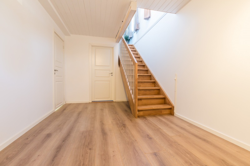 Mediniai ąžuoliniai laiptai: I forma, spalva Ąžuolas 3458. Medžio stilius