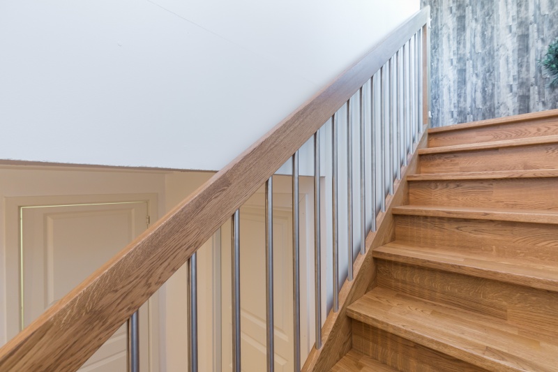 Mediniai ąžuoliniai laiptai: I forma, spalva Ąžuolas 3458. Medžio stilius