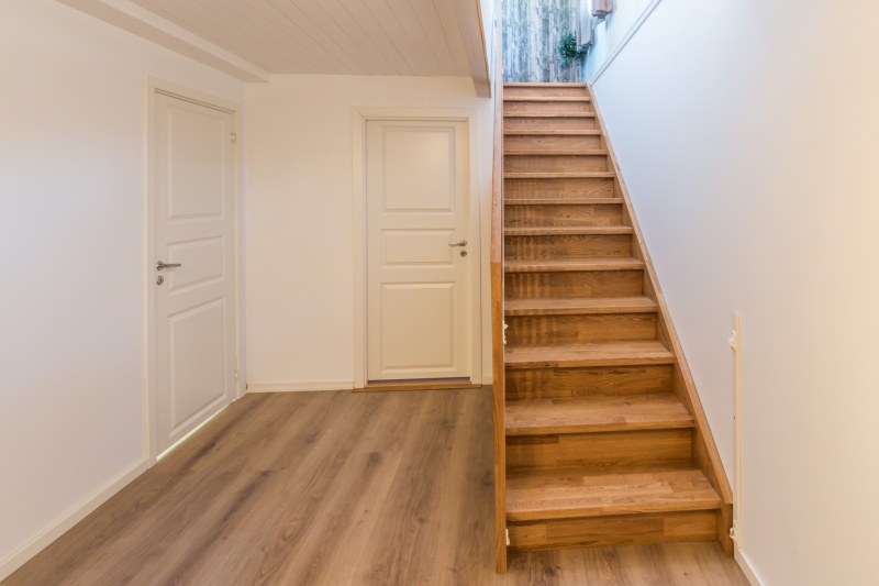 Mediniai ąžuoliniai laiptai: I forma, spalva Ąžuolas 3458. Medžio stilius