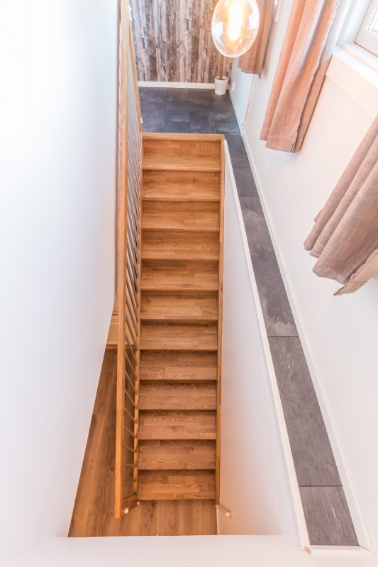 Mediniai ąžuoliniai laiptai: I forma, spalva Ąžuolas 3458. Medžio stilius