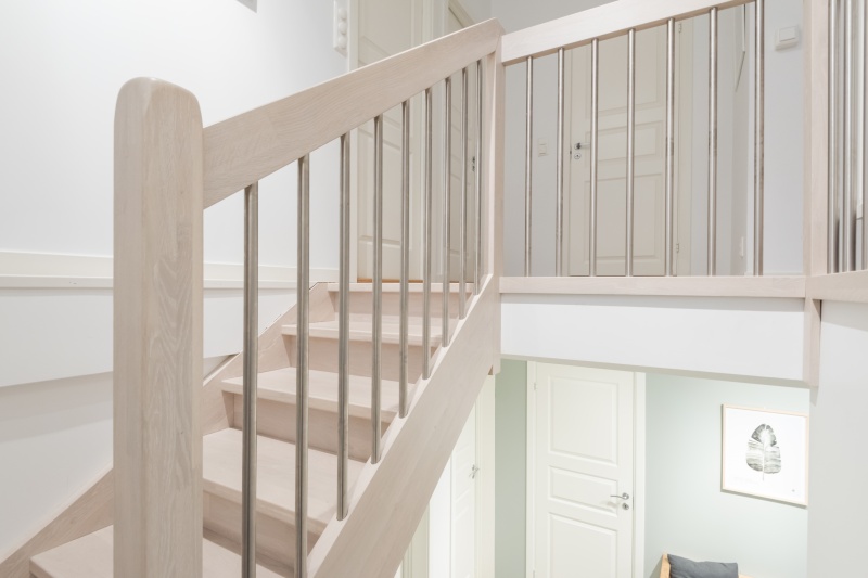 Mediniai ąžuoliniai laiptai: spalva Nordic N-3408 Medžio stilius