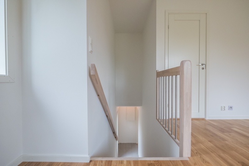 Mediniai ąžuoliniai laiptai I forma, Balta 3408 Medžio stilius