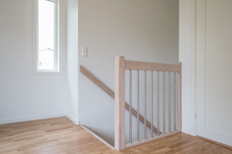 Mediniai ąžuoliniai laiptai I forma, Balta 3408 Medžio stilius