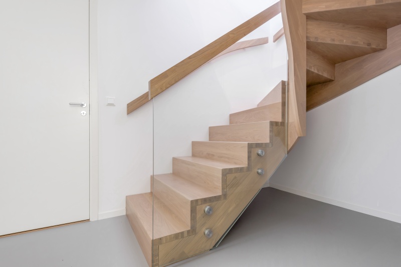 Mediniai ąžuoliniai laiptai: ąžuoliniai, U forma, Skaidriai balta 3409.