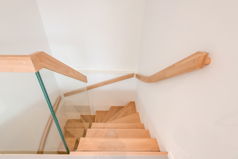 Mediniai ąžuoliniai laiptai: ąžuoliniai, U forma, Skaidriai balta 3409.