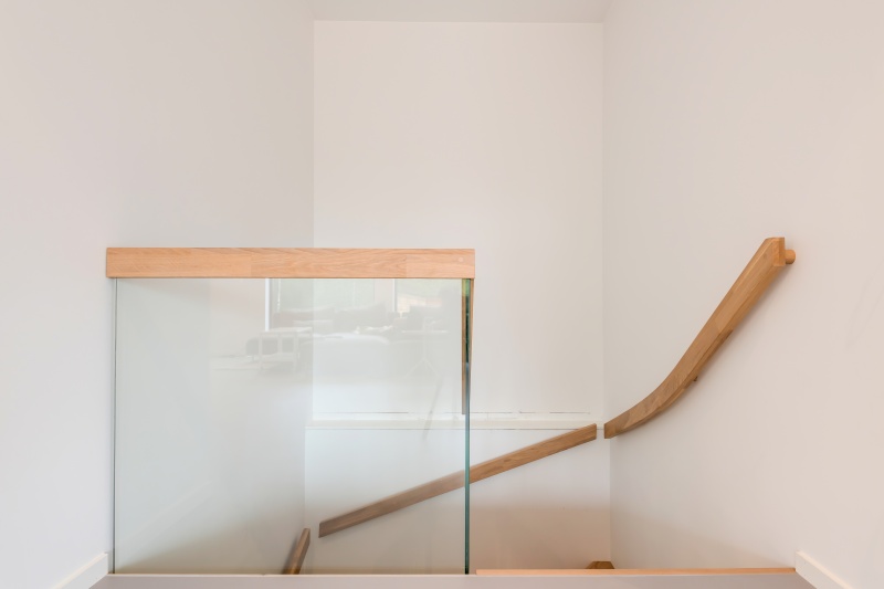 Mediniai ąžuoliniai laiptai: ąžuoliniai, U forma, Skaidriai balta 3409.