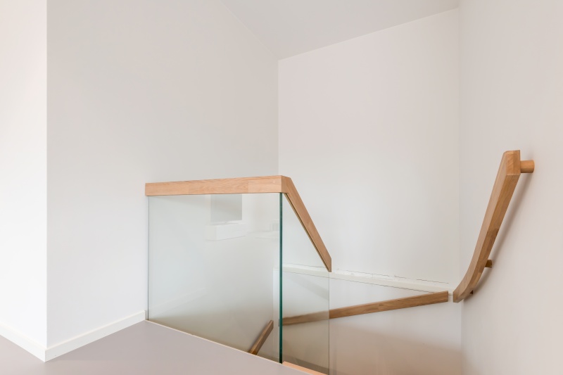 Mediniai ąžuoliniai laiptai: ąžuoliniai, U forma, Skaidriai balta 3409.