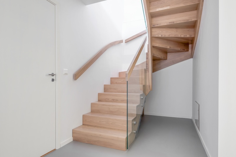 Mediniai ąžuoliniai laiptai: ąžuoliniai, U forma, Skaidriai balta 3409.